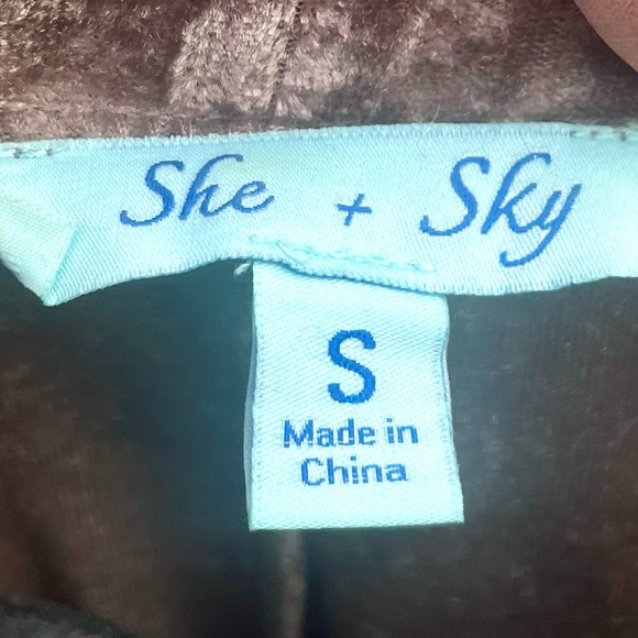 She + Sky Velour Top for Ladies; Size Small - Picture 6 of 7